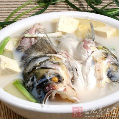 再放入香菇,蓋上蓋子,大火炖煮50分鐘 再放入香菇,蓋上蓋子,大火炖煮50分鐘