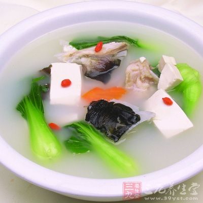 煎鍋中倒入油,待7成熱時,放入魚頭用中火雙面煎黃 煎鍋中倒入油,待7成熱時,放入魚頭用中火雙面煎黃