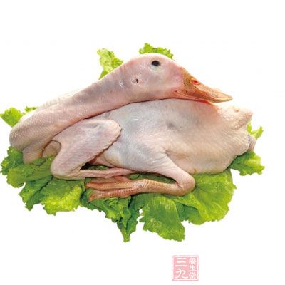 老鴨一只，把老鴨洗淨備用