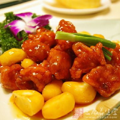 炸至金黃熟透，撈出，控干油分