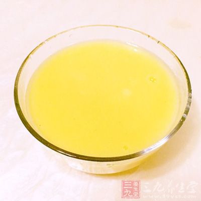 玉米粉用冷水調勻,將稀玉米糊緩緩倒入燕麥粥內,用勺不斷攪勻 玉米粉用冷水調勻,將稀玉米糊緩緩倒入燕麥粥內,用勺不斷攪勻