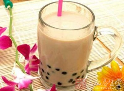 再於作法1的鮮奶中加入蜂蜜拌勻後倒入杯中,即可飲用 再於作法1的鮮奶中加入蜂蜜拌勻後倒入杯中,即可飲用