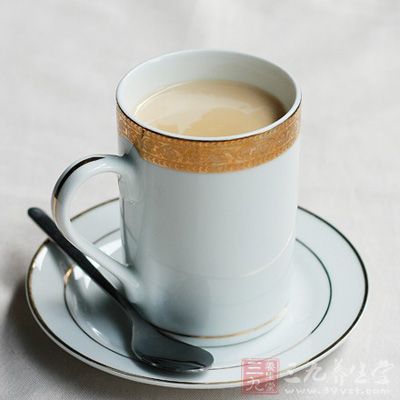 把一小勺紅茶茶葉倒入茶壺 把一小勺紅茶茶葉倒入茶壺