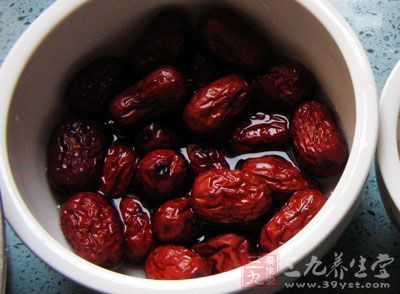 紅棗用水洗淨，趁濕潤剝開棗取出核