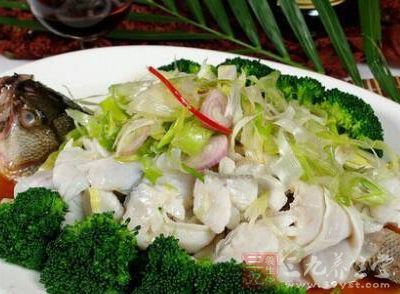 將魚洗淨,一邊打上2道花刀,抹鹽至魚身,包括肚子裡面。擱置一會 將魚洗淨,一邊打上2道花刀,抹鹽至魚身,包括肚子裡面。擱置一會