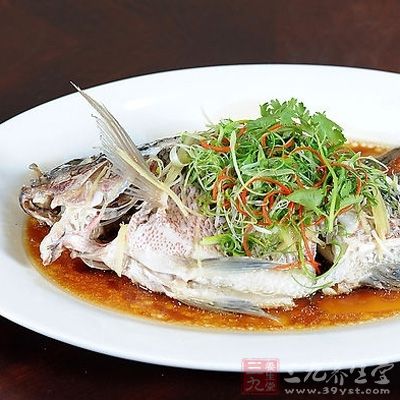 蒸魚一定要鋪姜絲,魚的上下都要鋪,可以去腥 蒸魚一定要鋪姜絲,魚的上下都要鋪,可以去腥