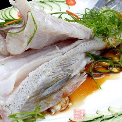 鍋燒熱,加入花生油燒熱,然後澆到魚尾上 鍋燒熱,加入花生油燒熱,然後澆到魚尾上