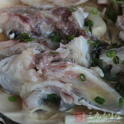 魚蒸熟後,放入菜盤,撒上大蔥、生姜和辣椒絲 魚蒸熟後,放入菜盤,撒上大蔥、生姜和辣椒絲