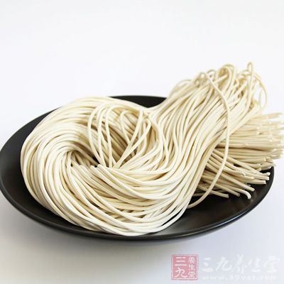 面條含有豐富的碳水化合物,能提供足夠的能量 面條含有豐富的碳水化合物,能提供足夠的能量