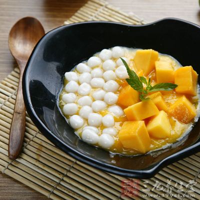 倒入牛奶和椰汁中，攪拌均勻