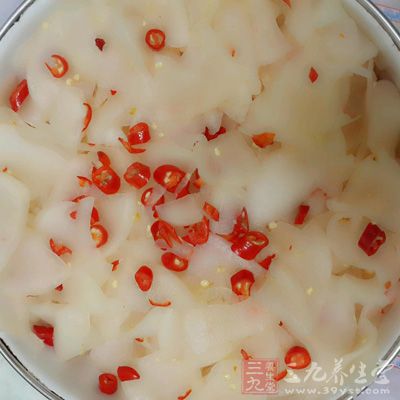 再鋪上一層白蘿卜片.再撒一層鹽.反復幾次.放15分鐘 再鋪上一層白蘿卜片.再撒一層鹽.反復幾次.放15分鐘