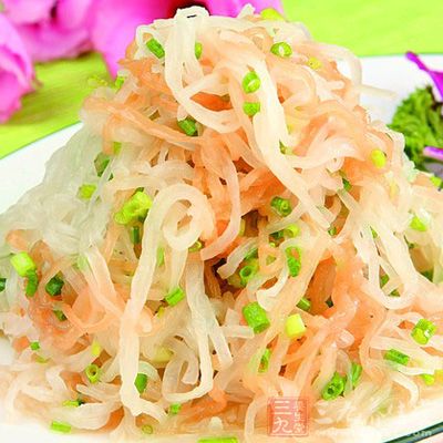 將香蔥去根、老皮和黃葉,洗淨,切末 將香蔥去根、老皮和黃葉,洗淨,切末