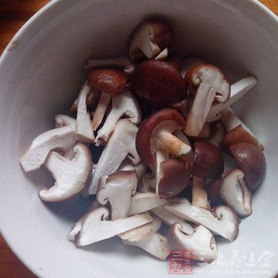 將洗淨的香菇切塊