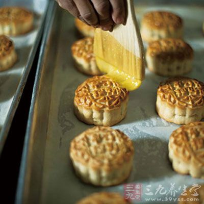 再把月餅拿出刷蛋液