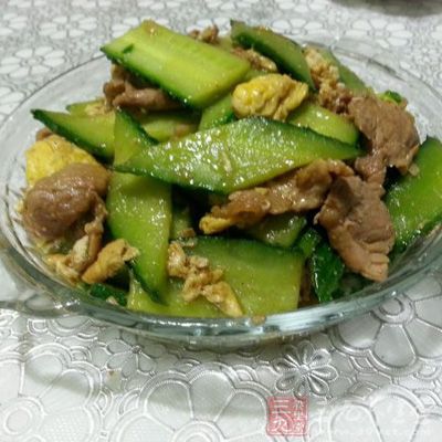 豬肉、黃瓜切薄片,木耳撕小朵 豬肉、黃瓜切薄片,木耳撕小朵