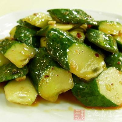 大蒜1瓣,去皮切片,跺成蒜末,鋪在黃瓜頂上 大蒜1瓣,去皮切片,跺成蒜末,鋪在黃瓜頂上