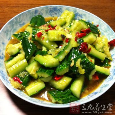 大蒜去皮,紅辣椒去蒂,洗淨,切末 大蒜去皮,紅辣椒去蒂,洗淨,切末