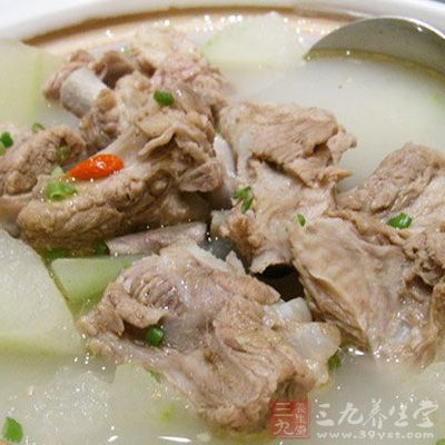 排骨在沸水中焯掉血水,撈起瀝水備用 排骨在沸水中焯掉血水,撈起瀝水備用