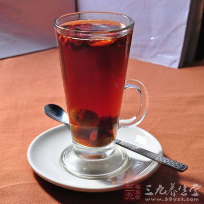 將煮好的棗放涼,倒入蜂蜜拌勻;放入干淨的玻璃瓶中封存 將煮好的棗放涼,倒入蜂蜜拌勻;放入干淨的玻璃瓶中封存