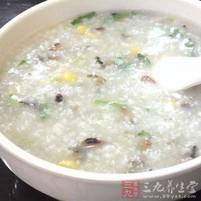 將玉米粒倒入電飯煲中