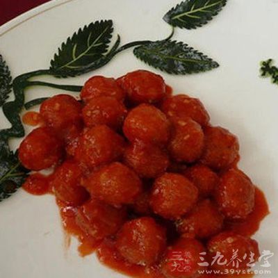 將“荔枝肉”放入油鍋中炸,變色撈出備用 將“荔枝肉”放入油鍋中炸,變色撈出備用