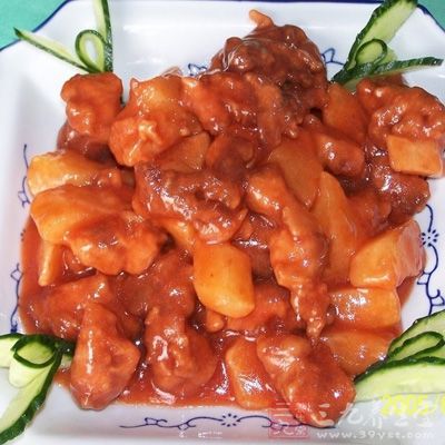 將肉、馬鈴薯切塊 將肉、馬鈴薯切塊