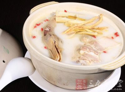 老鴨湯，是安徽沿江的漢族傳統名菜