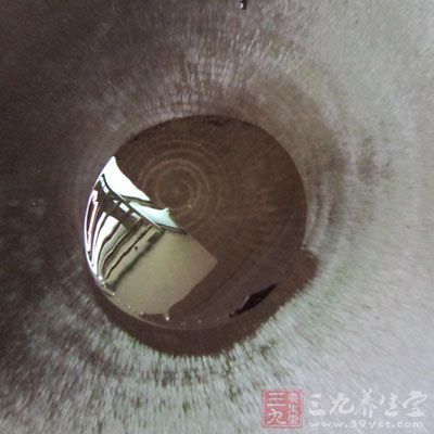 鍋燒熱放入適量花生油