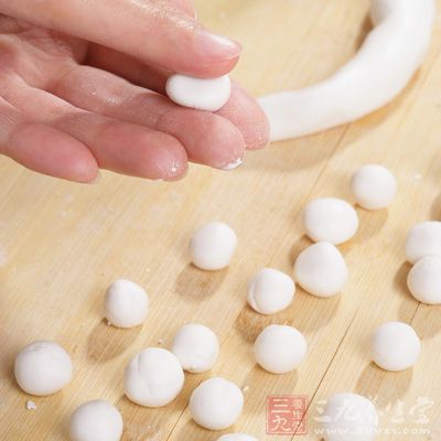 溫水和一塊糯米面，然後團成小球球