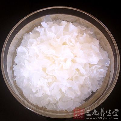 銀耳用清水浸透