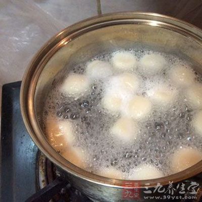 放入小丸子煮熟撈出