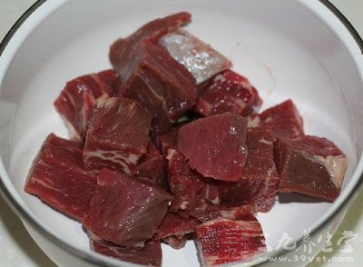 將牛肉切成小塊，放入攪拌器中，也可以用刀剁成泥狀