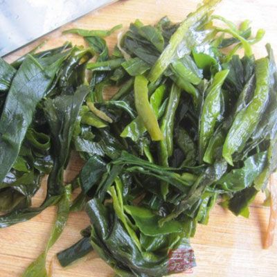 海帶提前泡發洗淨，切細絲