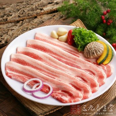材料:五花肉500g、紅椒適量 材料:五花肉500g、紅椒適量