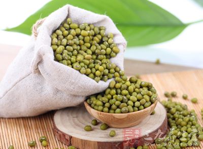 主料:綠豆200克,酸奶1盒,冰糖適量 主料:綠豆200克,酸奶1盒,冰糖適量