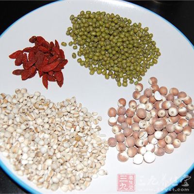 如果是干芡實,要和豆子和薏米泡同樣的時間,一起入鍋煮 如果是干芡實,要和豆子和薏米泡同樣的時間,一起入鍋煮