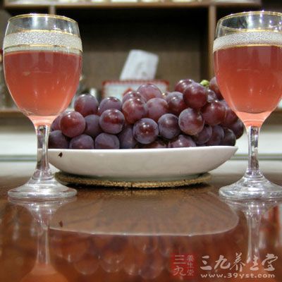 葡萄酒有延緩衰老,防止疾病地功效,每天適量飲用對身體健康很有好處 葡萄酒有延緩衰老,防止疾病地功效,每天適量飲用對身體健康很有好處