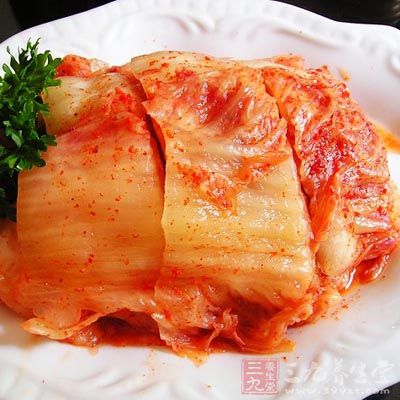 把調好的辣椒糊糊抹在白菜上