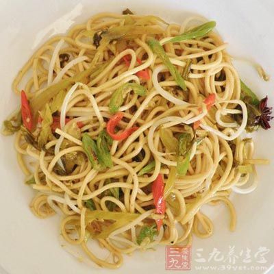 加入蒸熟的面，翻炒，加入調料拌勻