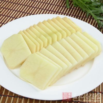 將炸好的土豆片撈出,瀝去油 將炸好的土豆片撈出,瀝去油
