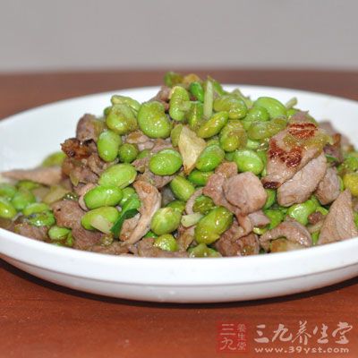毛豆熟後，加入炒好的肉粒花生，炒至全熟直少許蚝油、醬油收汁即可