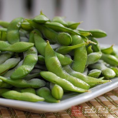 毛豆味甘、性平，入脾、大腸經
