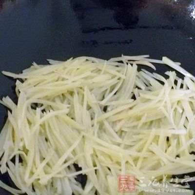 放入土豆絲翻炒，為了防止土豆絲變軟，要加入適量的醋