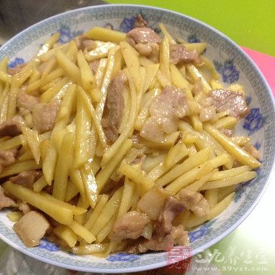 把炒熟後的土豆絲撒點少許的雞精、鹽調味