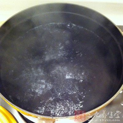 往鍋中倒一些開水，要適量，不能太多也不能太少