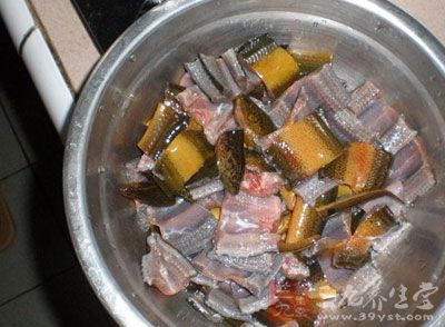 鳝魚剖洗干淨，用開水燙去魚身上的滑膩物