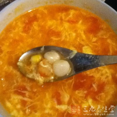 把面團用手按成長條形狀的面胚,面團摸起來要硬一些才能證明面和的恰到好處 把面團用手按成長條形狀的面胚,面團摸起來要硬一些才能證明面和的恰到好處