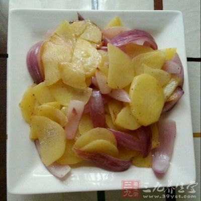 起鍋，放適量的油，先炒土豆，待土豆微軟