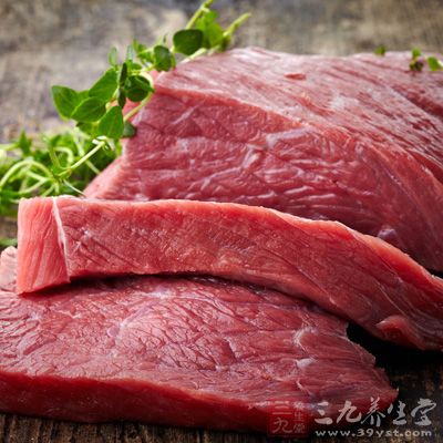 牛肉中不能有筋膜，且牛肉要絞細，才能多吃水分，使之細嫩