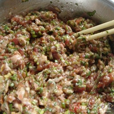 經過一段時間的制作，牛肉餃子餡做好了